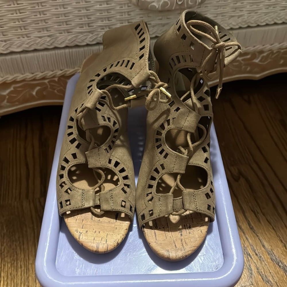DV by Dolce Vita Gladiator Faux Suede Tan Wedge Sandals Size 8 - Picture 2 of 13